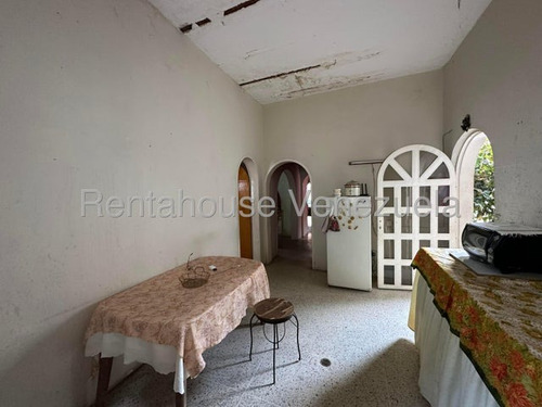 Casa En Venta , Para Remodelar, Con Patio, Excelente Ubicación. La Candelaria. Rah 25-14608