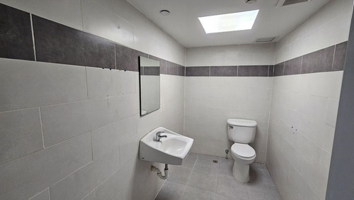 Local En Alquiler En 1er Nivel De Plaza Comercial En Naco, Santo Domingo, 275m2
