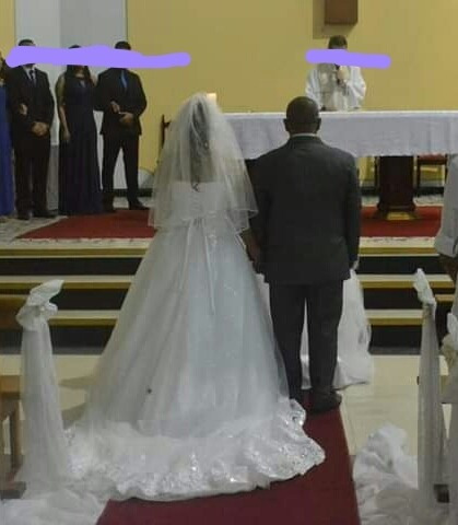 Lindo Vestido De Noiva Modelo Princesa Com Calda