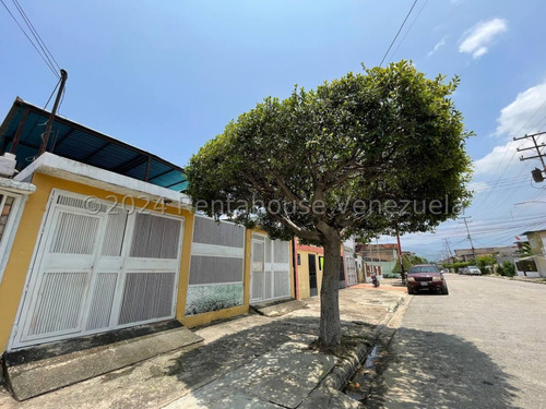 Casa En Alquiler Con Amplios Espacios En San Ignacio Maracay Estacionamiento Techado Agua Constante Estef 25-3327
