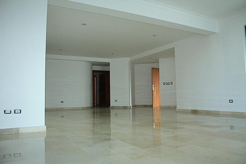 Descubre Un Amplio Apartamento De 431 M2 En Alquiler Con Tres Habitaciones, Cerca De Un Destacado Mall En Santo Domingo, Con Línea Blanca. 