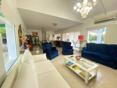 Venta De Casa 6 Ambientes 2 Dormitorios En Solares Del Carcarañá, Oliveros