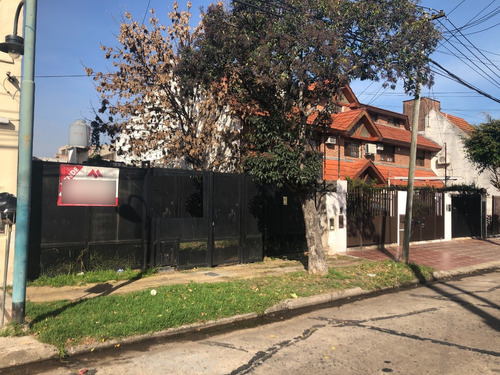 Casa A Reciclar Fuerte De 3 Ambientes Todo En Planta Baja. Lote De 8.66m X 33.87m. Orientación Norte. Jardín Al Frente Y Fondo. 