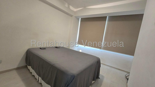 Tg Lindo Apartamento Con Excelentes Areas Sociales, Solarium, Piscina, Cancha De Futbolito, Pozo, Calle Cerrada. En Venta En La Tahona 25-18320 Ys