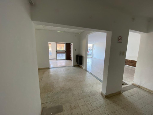 Salon Comercial - Villa Mitre - 200 Mts