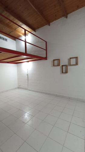 Departamento Estilo Duplex, 1 Dormitorio En Entre Piso, Cochera Y Jardin. Villa De Mayo
