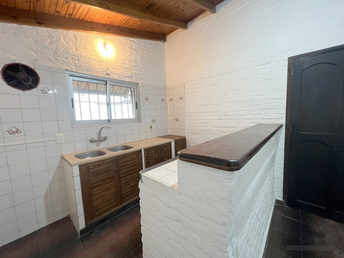Alquiler De Hermosa Casa, Totalmente Reciclada, Piedras Blancas, 2 Dormitorios, Cochera, Baño, 2 Patios, Sin Gastos Comunes, Muy Segura!!