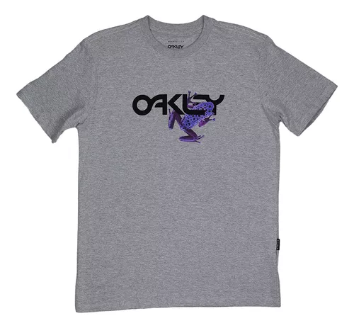 Tubecomvoce - Lançamento Oakley Tube! Confira a Camiseta Oakley Frogs on  Board Tee feita em malha mista de algodão com poliester, gola careca em rib  1x1, estampa frente e costas em base