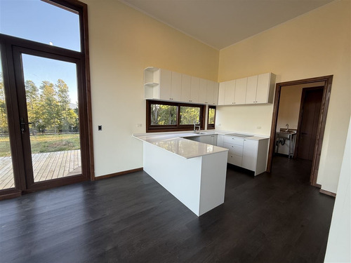 Casa En Venta De 3 Dorm. Sector Los Guindos