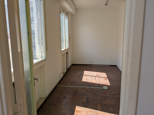 Oficina En Venta - Piso Alto Con Luz Natural En Av De Mayo