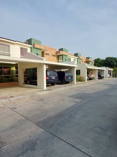 Town House En Residencias Brisas Del Valle. Vende Lino Juvinao