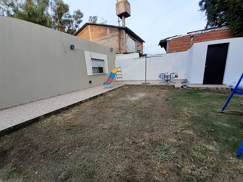 Casa En Venta En Ricardo Rojas En Muy Buen Estado.