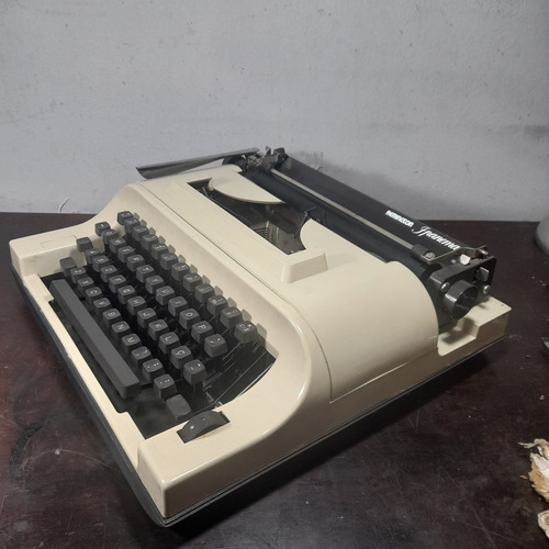 Imagem 4 de 7 de Máquina De Escrever Funcionando Antiga Remington Ipanema
