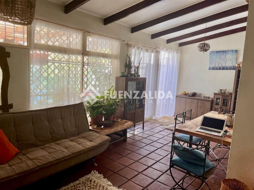 Casa En Venta De En La Reina. 376/ 119 Mts.uf 6.700