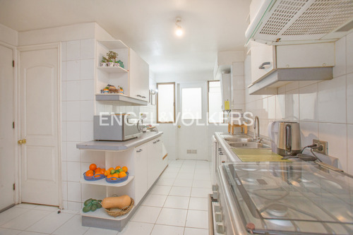 Casa En Venta San Carlos De Apoquindo, Tranquila Calle