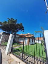 Comprar Casa De Tres Ambientes Con Amplio Parque Y Garage\u002Fquincho. A Solo Dos Cuadras Cuadras Del Mar.