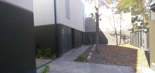 Imagen 2 de 24 de Duplex Casa 3 Amb A Estrenar - Castelar Norte Con Cochera Y Fondo