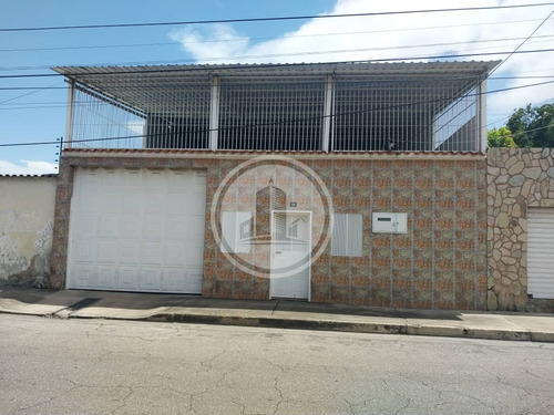 En Venta Hermosa Y Amplia Casa Ubicada En Barrio Lourdes Maracay 03js