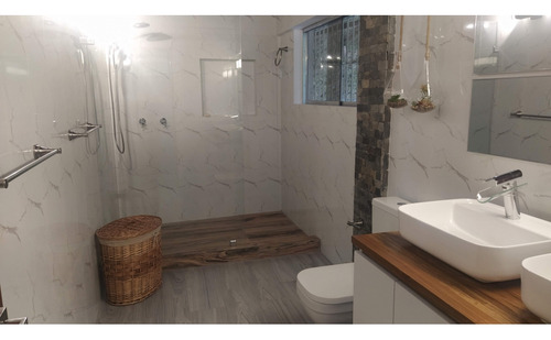 Vendo Casa Actualizada 440m2 5h/6b/4p Los Naranjos 2112
