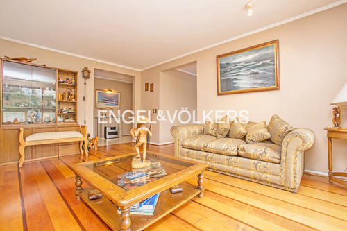 Casa En Venta San Carlos De Apoquindo, Tranquila Calle