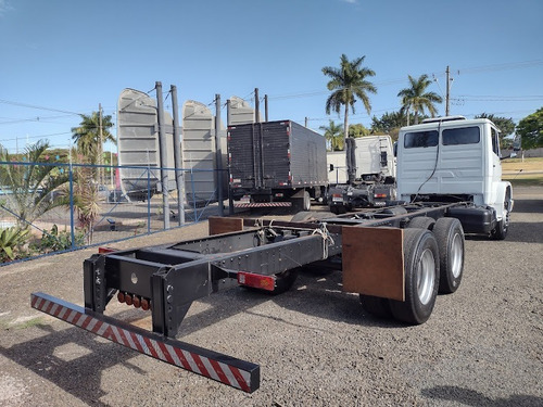 Imagem 8 de 15 de Caminhão Truck No Baú Mb 1513