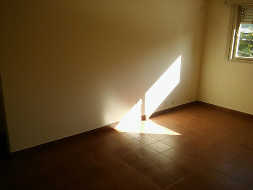 Departamento De Pasillo, Dos Dormitorios Zona Echesortu