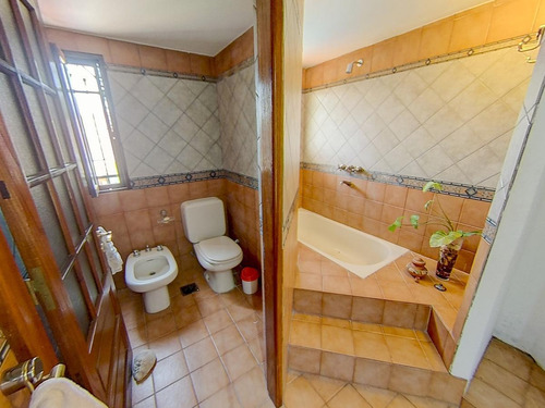 Imagen 18 de 25 de Importante Chalet En Excelente Estado Con Piscina, Quincho Y Jardín.