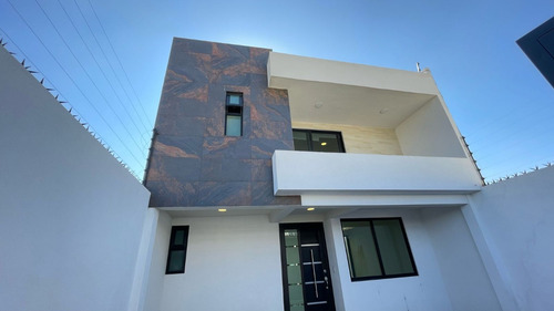 Casa Moderna Nueva En Venta, De Tres Niveles, En Hacienda Barbabosa, A 5 Min De C.u. Y De La Estación Del Tren, A 15 Min Del Centro De Toluca Y De Metepec