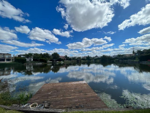 Casa Al Lago En Barrio Los Sauces A Pasos Del Centro Comercial