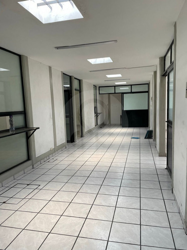 Local Comercial En Renta En Av Damian Carmona, Barrio De Santiago