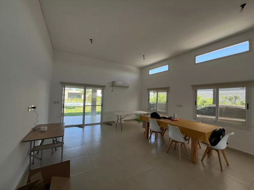 Casa 4 Amb Con Pileta Barrio Santa Elena Pilar Del Este