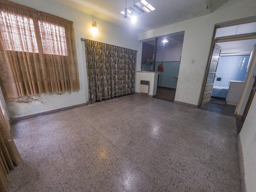 Casa 3 Amb, Lote 8,66 X 18 M En Devoto (nazarre Al 5200)