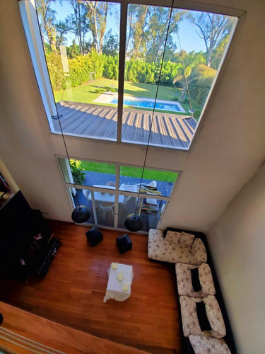 Moderna Propiedad En Barrio Privado Santa Ana