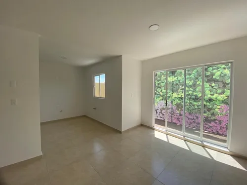 Venta De Casa En Pachuca. Fraccionamiento Con Alberca, 3 Habitaciones, 2 Niveles Y 2 Cajones De Estacionamientos