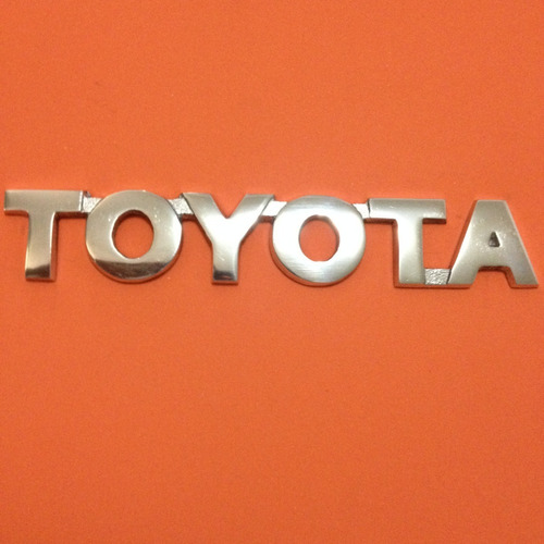 Emblema Toyota Hilux  15,5 Cm X 2.6 Cm  De Metal Pulido