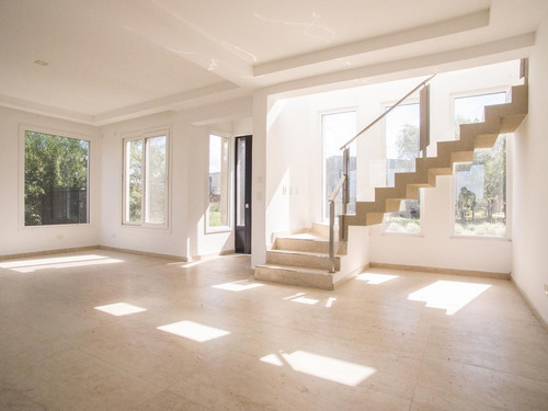 Imagen 3 de 17 de Casa En Alquiler Barrio Canton Norte Estilo Moderno Con Jardín, Pileta Y Laguna
