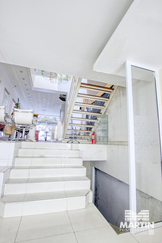 Local De 170 M2 Cubiertos, 2 Baños, 2 Subsuelos Y Jardín, A Metros De Alvear.