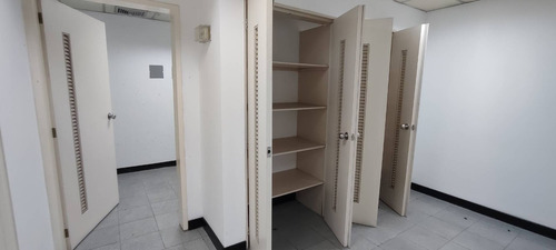 Local Comercial En Alquiler De Esquina En La Av Las Ferias Muy Cerca De La Av. Lara De 1.200 M2, Ideal Para Concecionario De Motos, Vehiculo, Muebleria, Ferreteria, Supermercados, Etc. Rp.