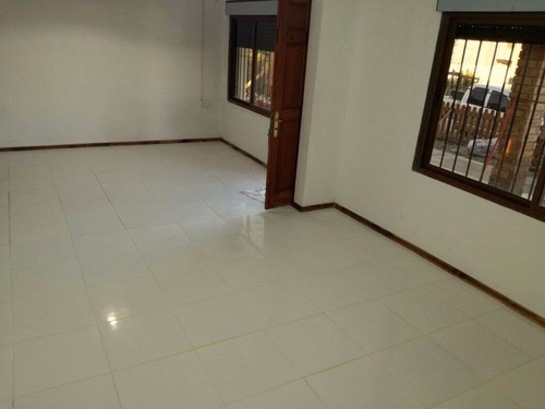 Venta. Bien Ubicada,2 Dorm. Gran Terreno,segura,dos Frentes.