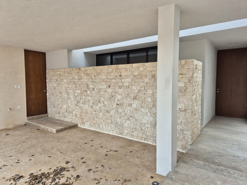 Residencia En Venta, Completamente Lista En Privada Con Casa Club De Lujo!