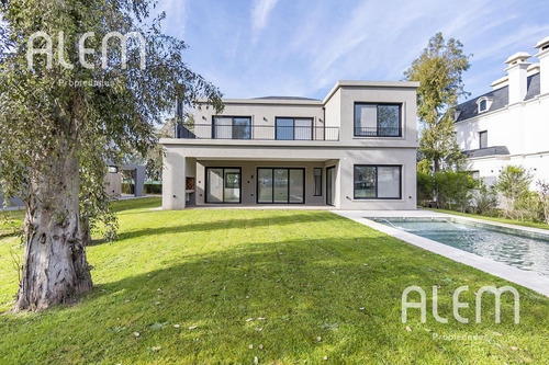 Casa De 4 Dormitorios En Venta - St. Thomas Este, Canning