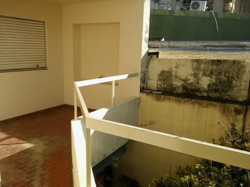 Departamento De Pasillo, Dos Dormitorios Zona Echesortu