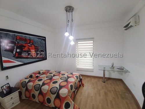Hermosa Casa Con Estilo Moderno, De Dos Niveles, Cuenta Con Hall De Entrada, Sala De Estar, Tres Dormitorios Con Baños Y Vestier , Una Habitación Solo Con Baños, Un Medio Baños, Family Room