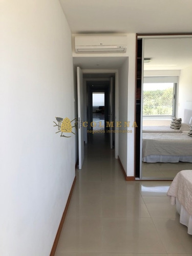 Apartamento En La Brava, De 3 Dormitorios Cuenta Con Excelentes Servicios, Vista Plena Al Mar - Consulte!!!!!!!!-ref:2383
