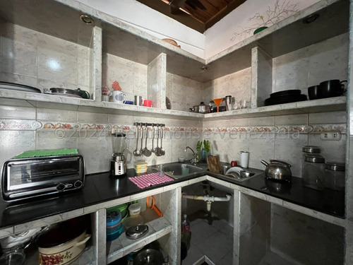 Raiza Suárez Vende Hermosa Casa Ubicada En La Parroquia El Cuji 2 4 1 9 8 7 5 Posee 4 Haitaciones, 2 Baños, 2 Puestos De Estacionamiento, Tanque Subterráneo De 2 Mil Litros, Seguridad Las 24 Hor