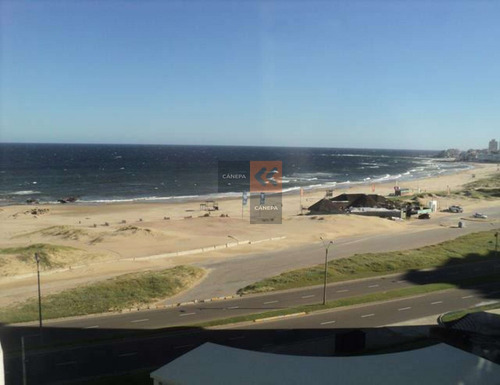 En Primera Linea Frente Al Mar, Con Vista A La Bahia Desde Todos Los Ambientes.- Ref: 1993