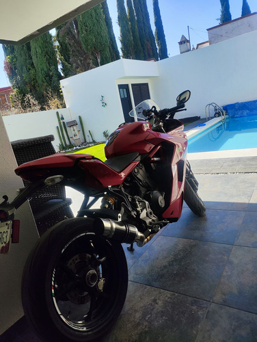 Ducati Supersport, Escape Deportivo, Colin De Asiento
