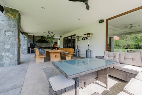 Casa Con Doble Altura Impecable, En Condominio Las Garzas
