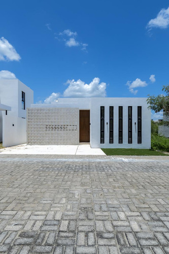 Venta De Casa Residencial En Temozón, Mérida