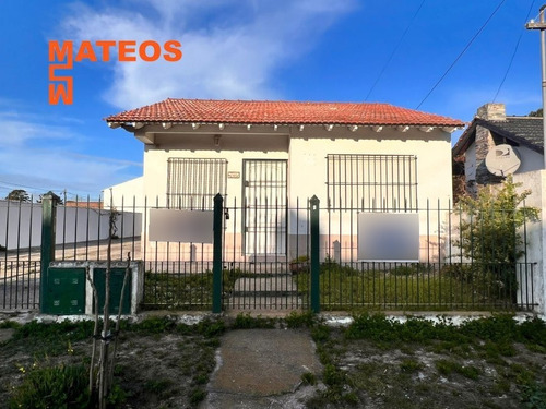 Venta Casa Mar Del Tuyu - Al Frente  5 5600 - Muy Independiente 